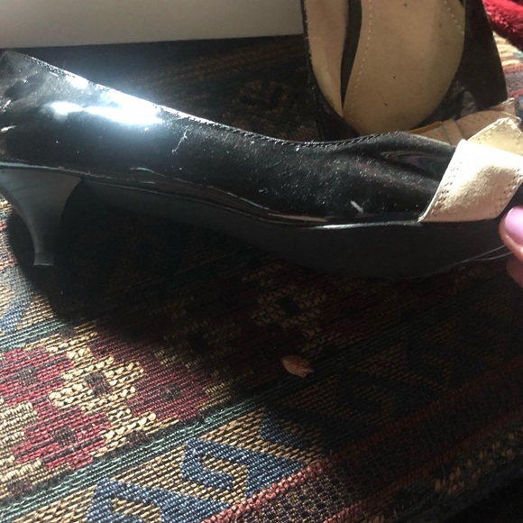 Black patent pump with kitten heel - Picture 2 of 3